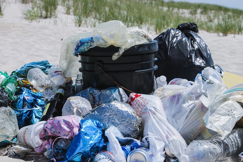 dzikie wysypiska śmieci degradują środowisko