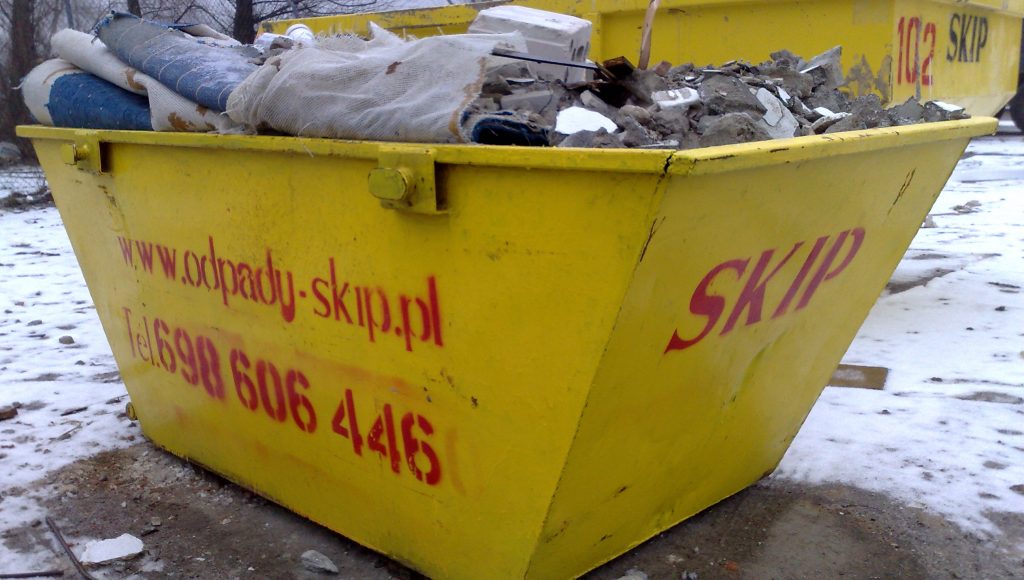 zapełniony żółty kontener Skip
