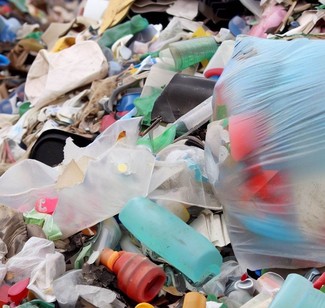 odpady plastikowe na wysypisku